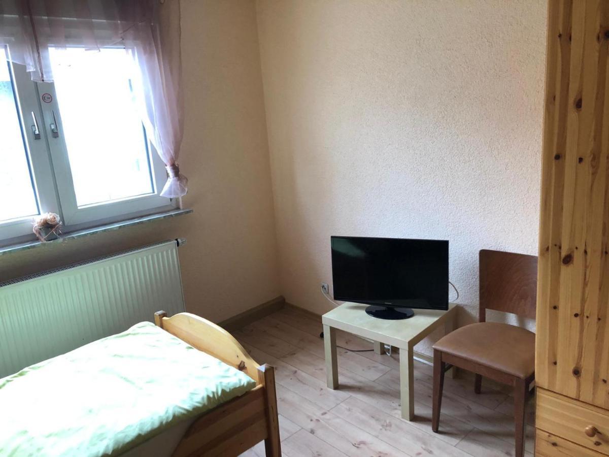 Monteurunterkunft Oberhausen-Rheinhausen Bagian luar foto
