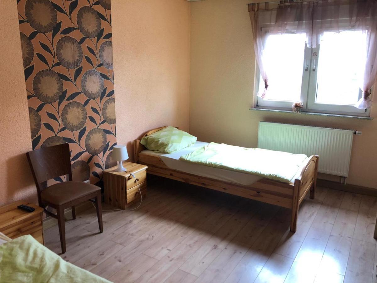 Monteurunterkunft Oberhausen-Rheinhausen Bagian luar foto