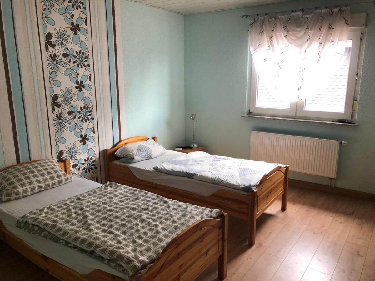 Monteurunterkunft Oberhausen-Rheinhausen Bagian luar foto